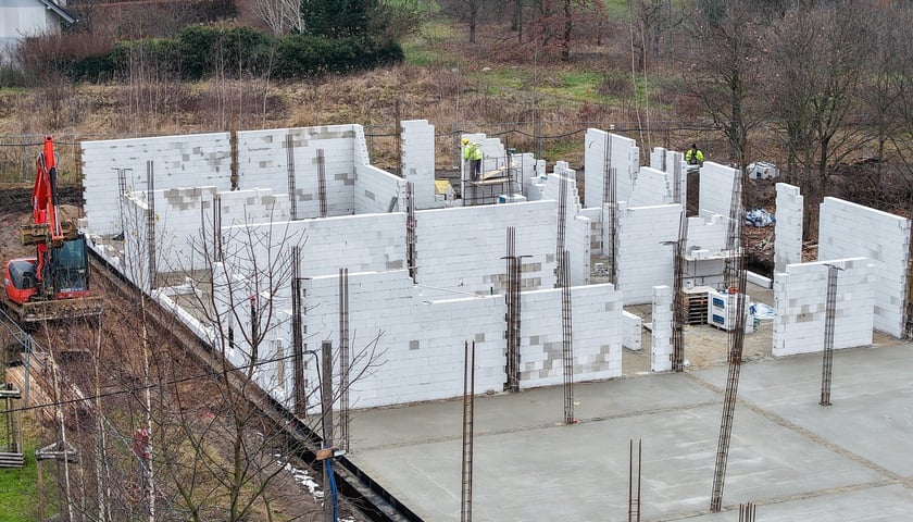 Powiększ obraz: Przedszkole i żłobek przy ul. Starogajowej - budowa, grudzień 2025