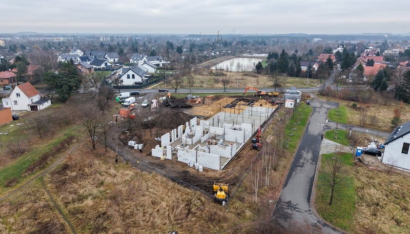 Powiększ obraz: Przedszkole i żłobek przy ul. Starogajowej - budowa, grudzień 2025