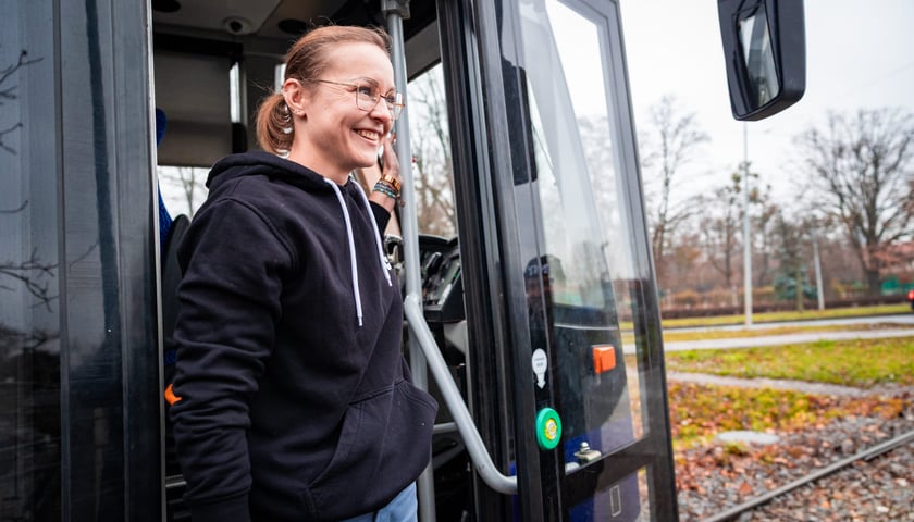 Powiększ obraz: Dzień Motorniczego. Wrocław, 25.11.2025. Pracownik&oacute;w MPK Wrocław odwiedził na pętli prezydent miasta Jacek Sutryk.