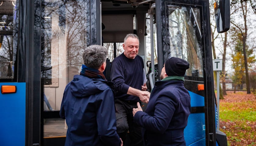 Powiększ obraz: Dzień Motorniczego. Wrocław, 25.11.2025. Pracownik&oacute;w MPK Wrocław odwiedził na pętli prezydent miasta Jacek Sutryk.