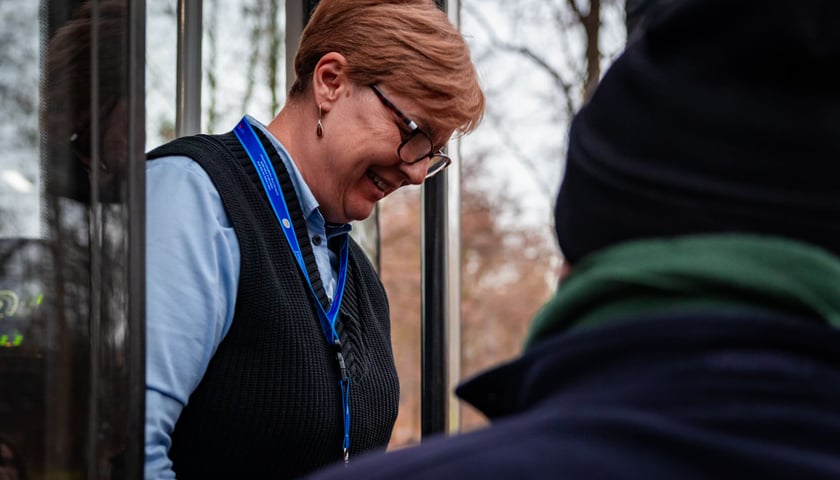 Powiększ obraz: Dzień Motorniczego. Wrocław, 25.11.2025. Pracownik&oacute;w MPK Wrocław odwiedził na pętli prezydent miasta Jacek Sutryk.