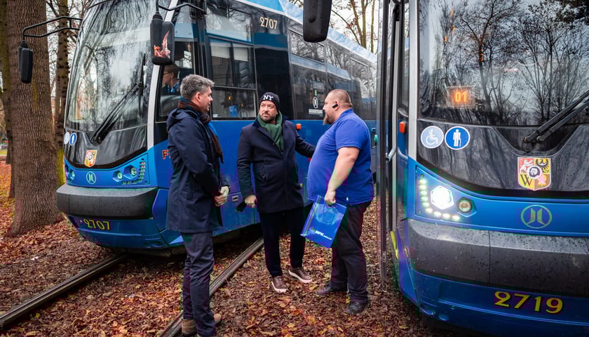 Powiększ obraz: Dzień Motorniczego. Wrocław, 25.11.2025. Pracownik&oacute;w MPK Wrocław odwiedził na pętli prezydent miasta Jacek Sutryk.
