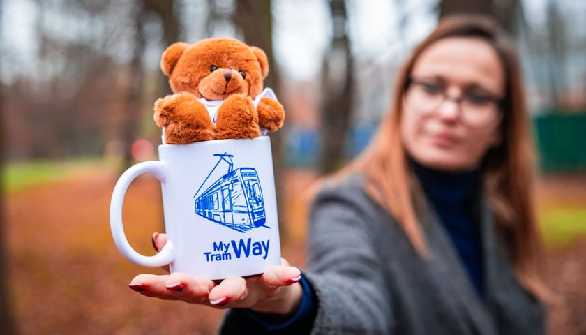 Powiększ obraz: Dzień Motorniczego. Wrocław, 25.11.2025. Pracownik&oacute;w MPK Wrocław odwiedził na pętli prezydent miasta Jacek Sutryk.