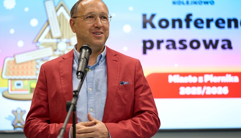 Powiększ obraz: <p>Nowe Miasto z Piernika obejrzymy w Kolejkowie od 25 listopada do 28 lutego 2026 - przemawia Jakub Paczyński</p>