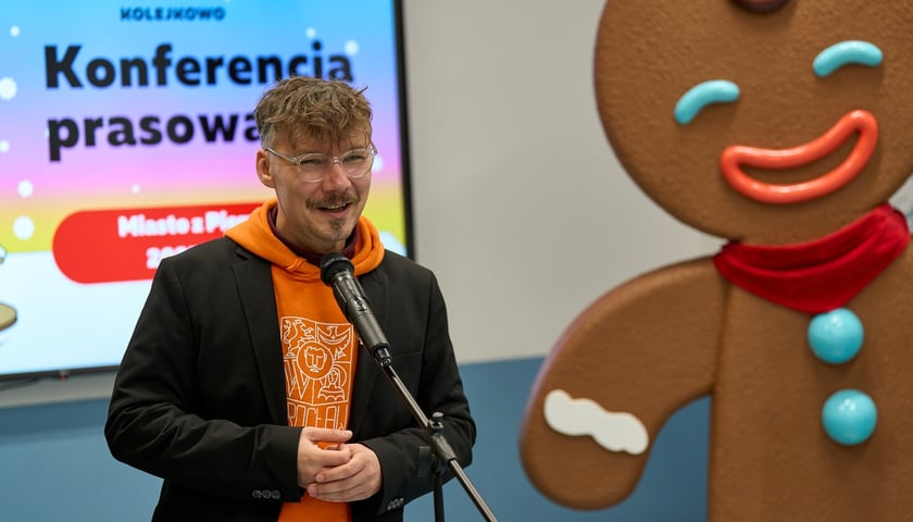 Powiększ obraz: <p>Nowe Miasto z Piernika obejrzymy w Kolejkowie od 25 listopada do 28 lutego 2026 - przemawia Alfred Wagner</p>