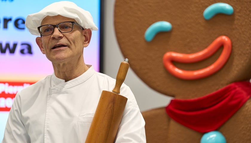 Powiększ obraz: <p>Nowe Miasto z Piernika obejrzymy w Kolejkowie od 25 listopada do 28 lutego 2026 - przemawia Marcin Goetz</p>