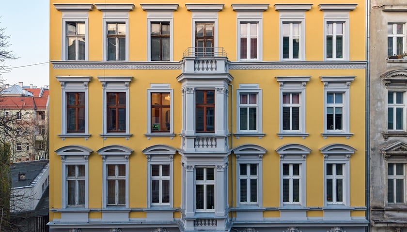 Powiększ obraz: Kamienica wspólnotowa Cybulskiego 19 w listopadzie 2025