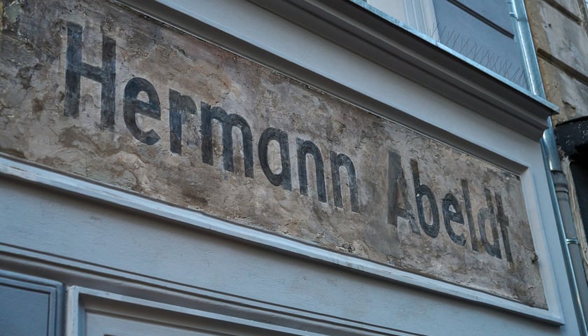 Powiększ obraz: Kamienica wspólnotowa Cybulskiego 19 w listopadzie 2025