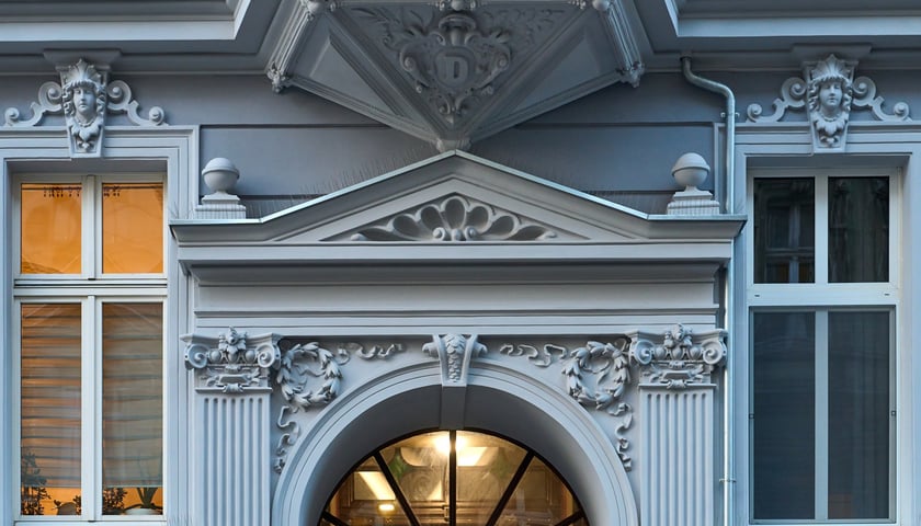 Powiększ obraz: Kamienica wspólnotowa Cybulskiego 19 w listopadzie 2025