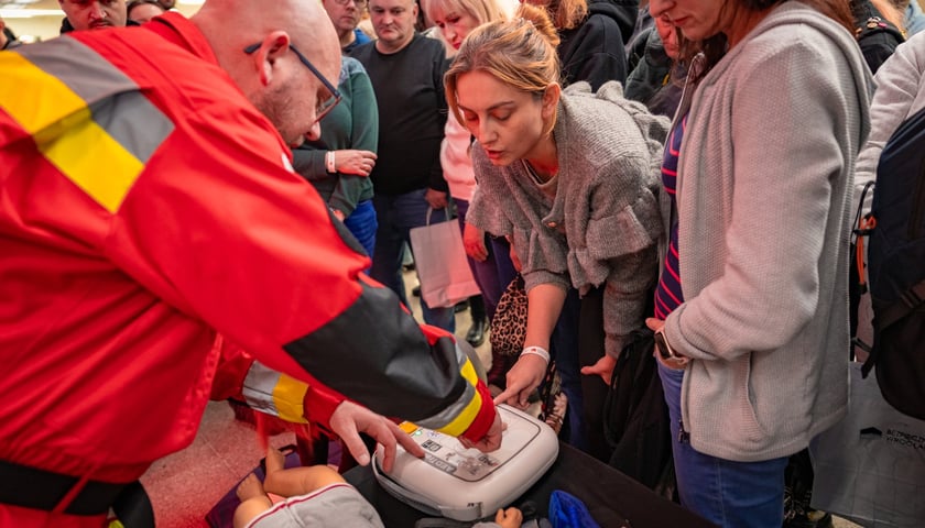 W ramach programu Bezpieczny Wrocław, już po raz trzeci odbyły się ćwiczenia w warsztaty z ochrony ludności, 26.11.2025 r.