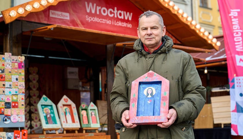 Powiększ obraz: <p>Choć na prezentację większych grafik nie ma w tym roku miejsca, pan Dariusz ma na sprzedaż wiele oryginalnych grafik</p>