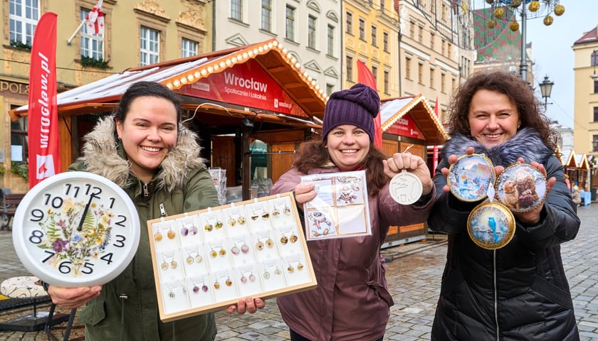 Powiększ obraz: <p>Członkinie Stowarzyszenia Rękodzielniczego Artis</p>