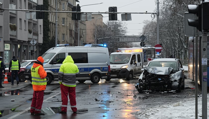 Powiększ obraz: <p>Do wypadku doszło nad ranem, 26 listopada, po tym jak podejrzani podjęli ucieczkę przed policją</p>