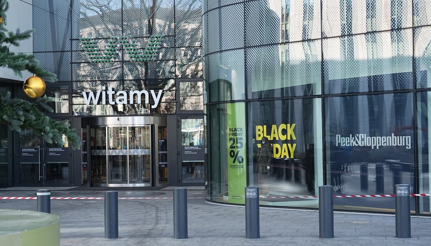 Powiększ obraz: <p>Mężczyzna, kt&oacute;ry skoczył z dachu przeżył i został zabrany do szpitala</p>