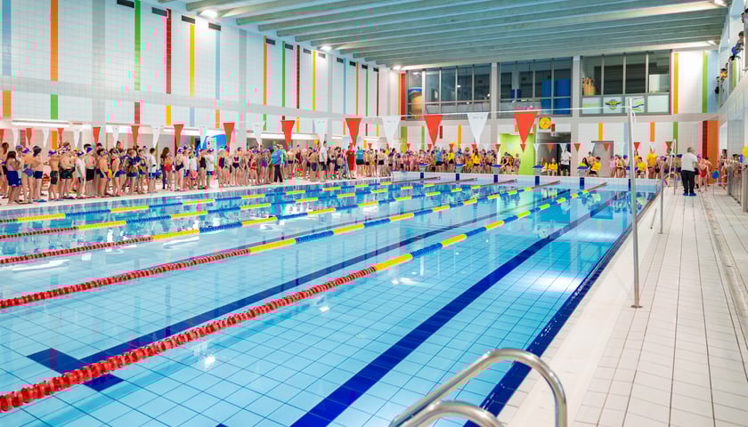 Finał charytatywnej sztafety na basenie SP 84, 28 listopada 2025