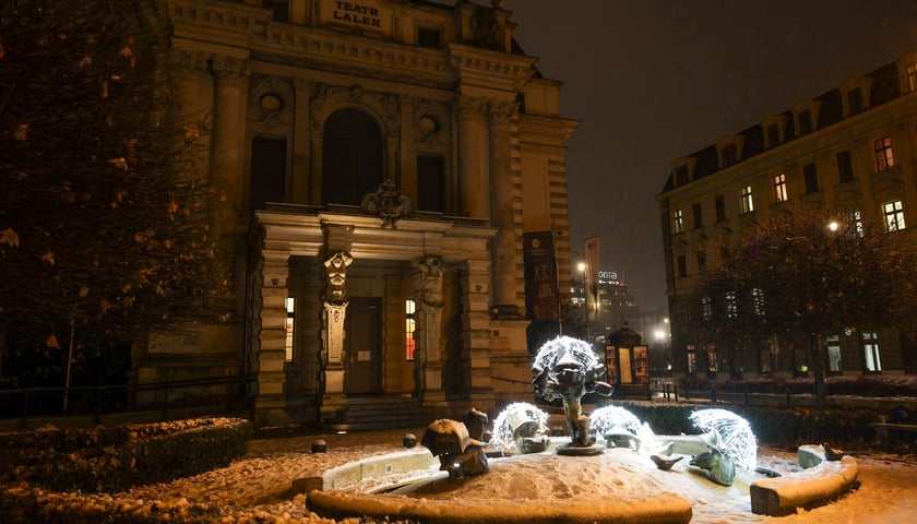 Rozświetlona fontanna przy Wrocławskim Teatrze Lalek