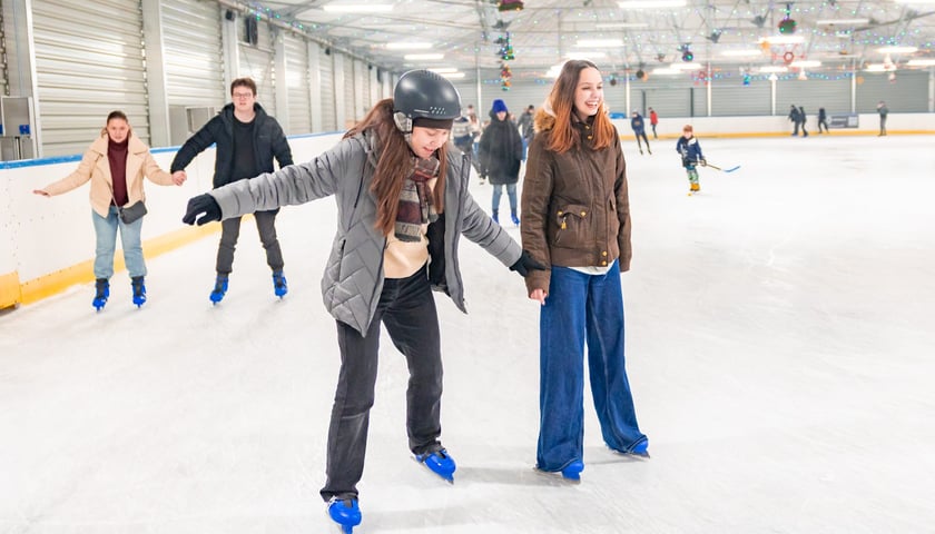 Andrzejki na lodowisku przy ul. Spiskiej we Wrocławiu
