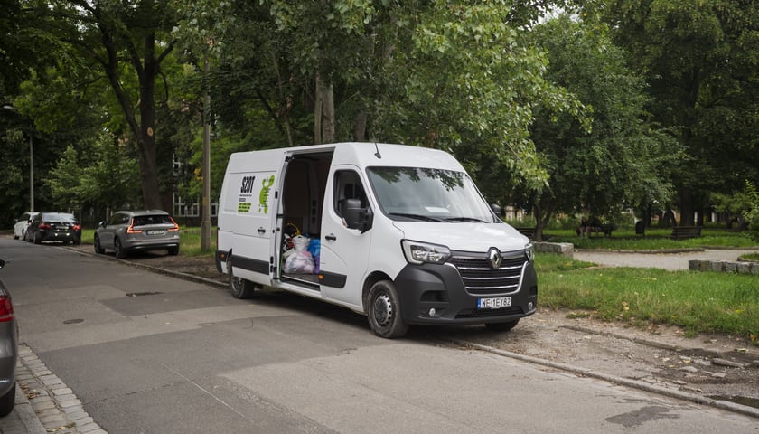 Powiększ obraz: SZOT - Samochód Zbierający Odzież i Tekstylia