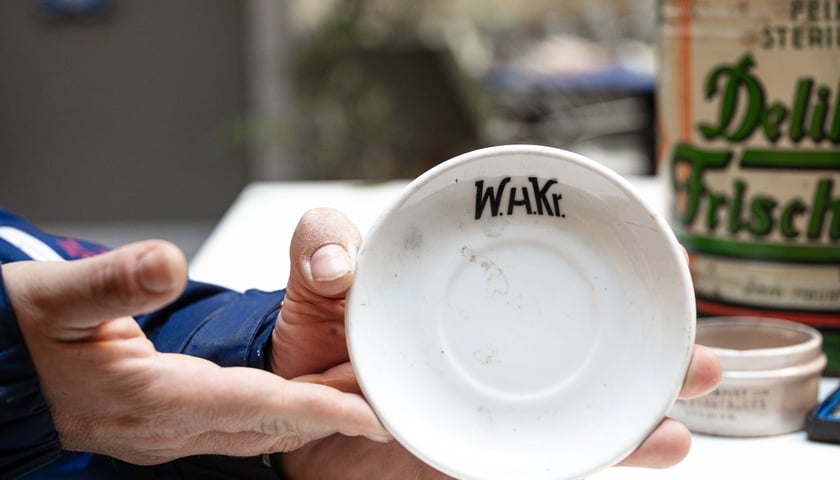 Powiększ obraz: <p>Talerzyk pod filiżankę ze szpitala Wenzel - Hancke. W jego budynku funkcjonuje dziś Uniwersytet Ekonomiczny</p>