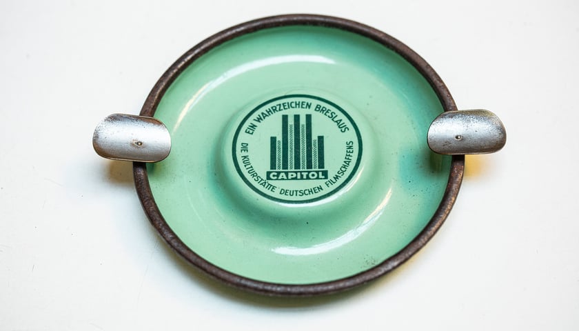 Powiększ obraz: <p>Popielniczka dla dwojga, pochodząca z teatru Capitol, gdzie w przerwie można było zapalić</p>