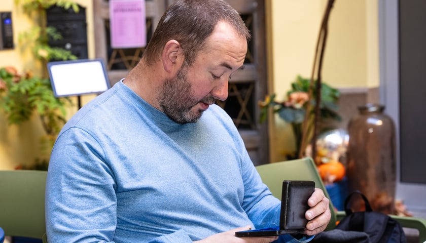 Powiększ obraz: <p>Mariusz Kotkowski ma w swojej kolekcji około tysiąca przedmiot&oacute;w codziennego użytku, należących do dawnych Wrocławian</p>