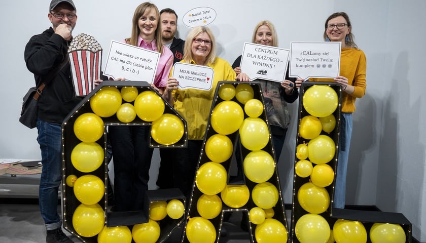 Powiększ obraz: Sześć osób (w środku Joanna Klima, prezeska Stowarzyszenia Serce Szczepina) stoi za napisem "CAL" utworzonym z żółtych balonów