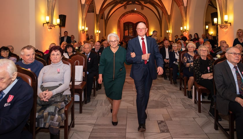 Powiększ obraz: Uroczystości odznaczania wrocławskich małżeństw z co najmniej 50-letnim stażem w Starym Ratuszu.