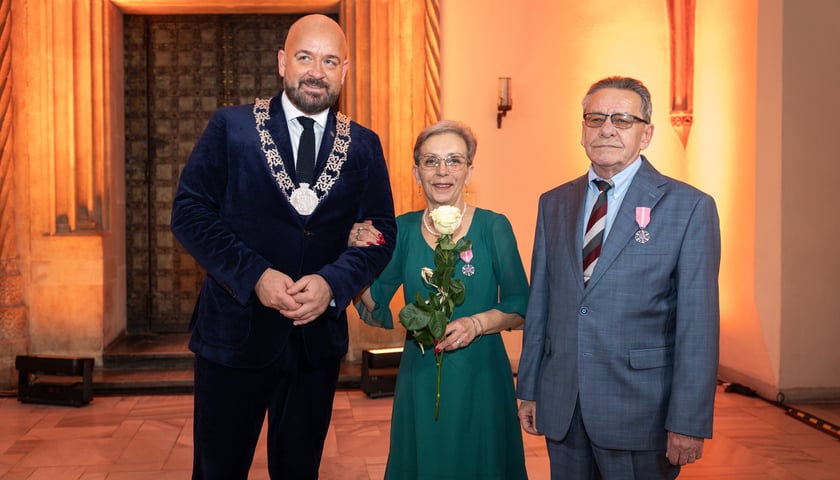 Powiększ obraz: Uroczystości odznaczania wrocławskich małżeństw z co najmniej 50-letnim stażem w Starym Ratuszu.