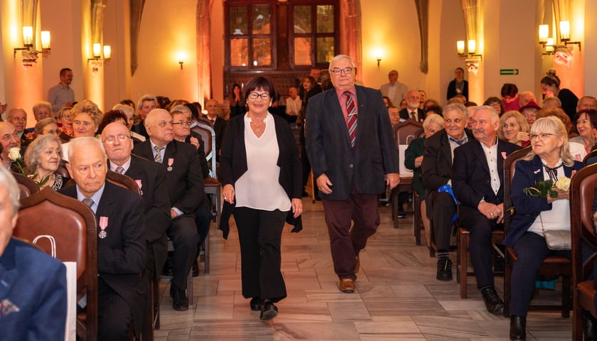 Powiększ obraz: Uroczystości odznaczania wrocławskich małżeństw z co najmniej 50-letnim stażem w Starym Ratuszu.