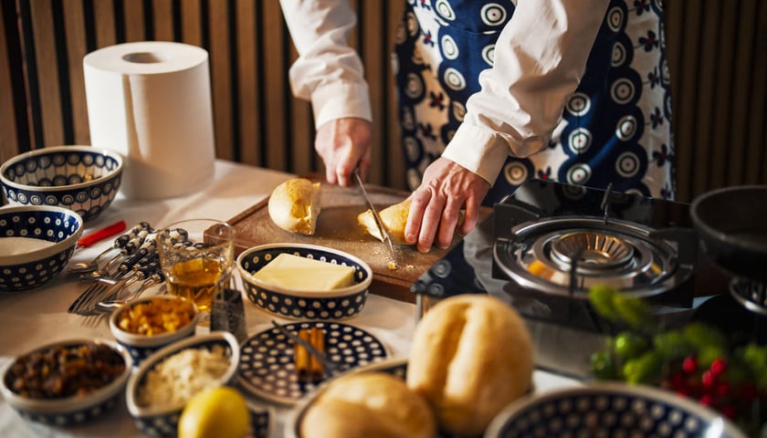 Kamila Kokot i Tomasz Sielicki przygotowują świąteczną kluskę makową. Zdjęcie wykonane podczas kręcenia filmu