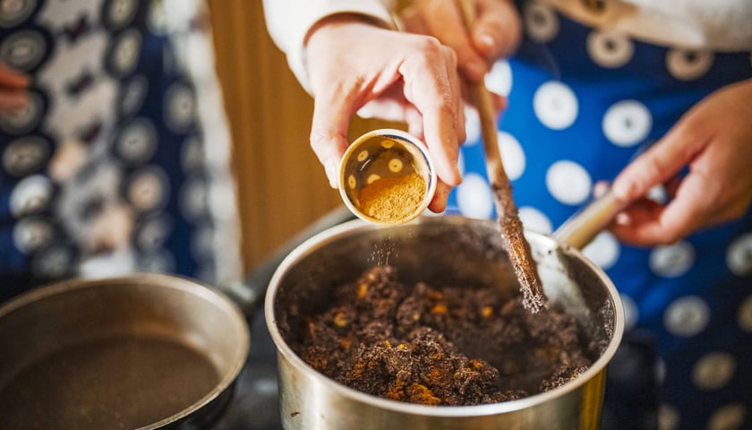 Kamila Kokot i Tomasz Sielicki przygotowują świąteczną kluskę makową. Zdjęcie wykonane podczas kręcenia filmu