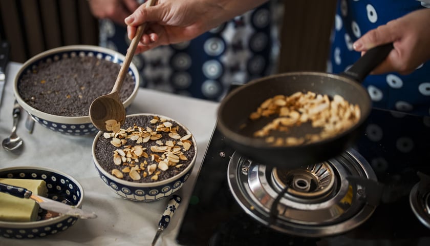 Kamila Kokot i Tomasz Sielicki przygotowują świąteczną kluskę makową. Zdjęcie wykonane podczas kręcenia filmu