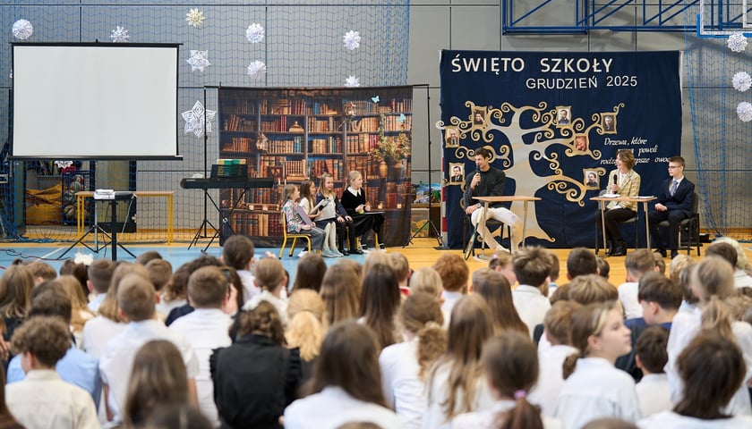 Hubert Hurkacz odwiedził dawną szkołę na Januszowickiej we Wrocławiu i spotkał się z uczaniami