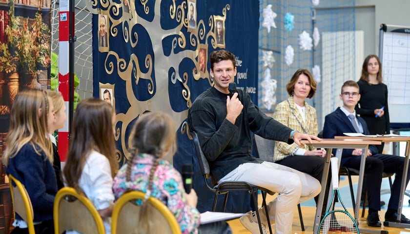 Hubert Hurkacz odwiedził dawną szkołę na Januszowickiej we Wrocławiu i spotkał się z uczaniami