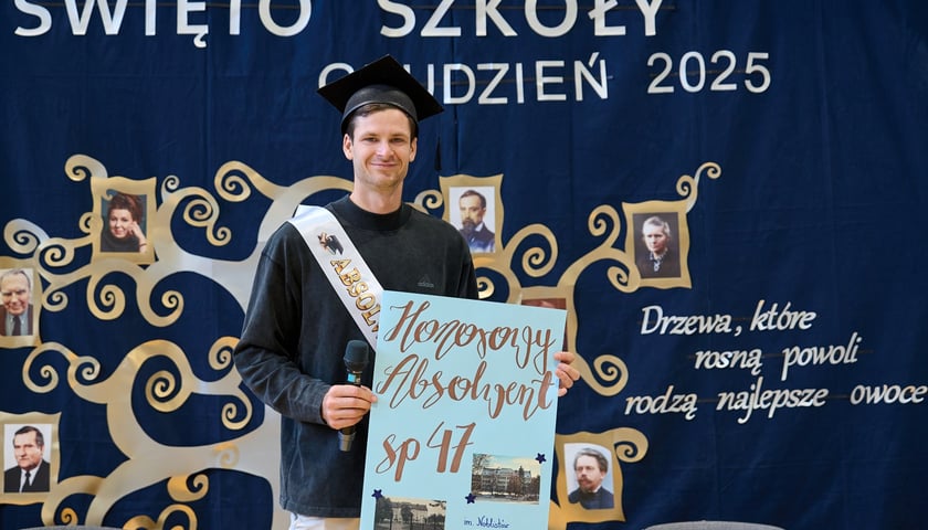 Powiększ obraz: <p>Uczniowie zadawali pytania i poprosili tenisistę o rozwiązanie quizu</p>