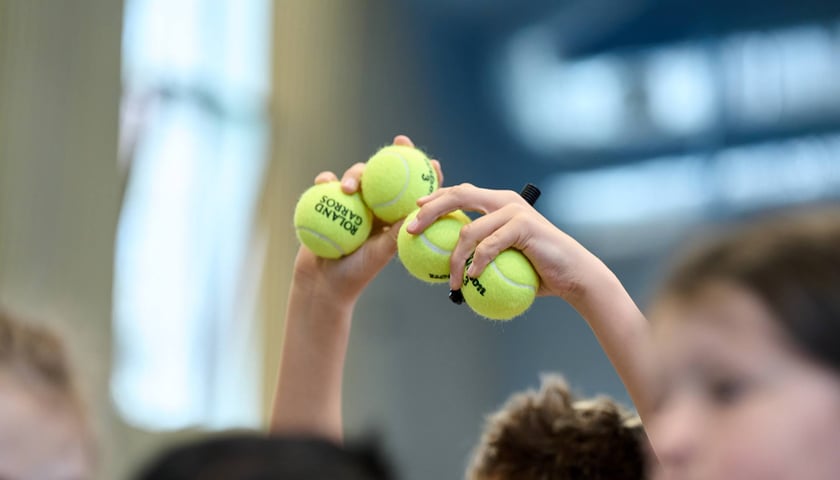 Powiększ obraz: <p>Piłki tenisowe dla 10 uczni&oacute;w zostały podpisane przez Hurkacza podczas spotkania</p>