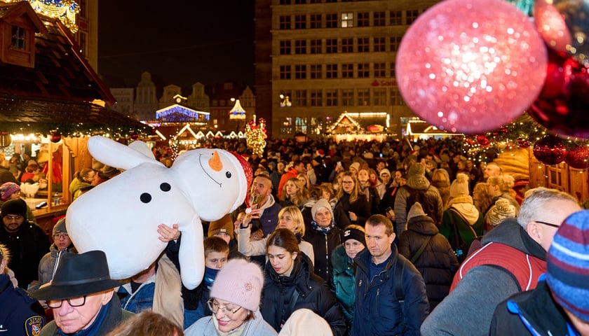 Powiększ obraz: <p>Ludzie zgromadzeni na Wrocławskim Rynku</p>