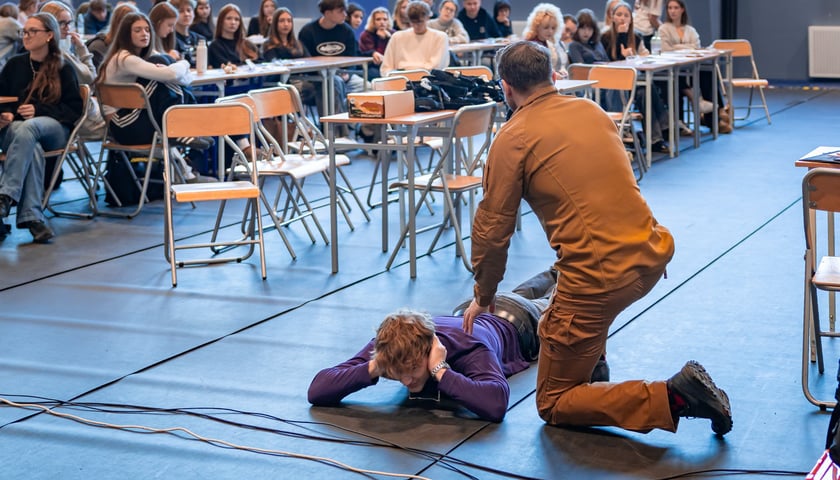 Powiększ obraz: Bezpieczny Wrocław w szkołach. Pierwsze szkolenie w V LO przy ul. Kuronia, 10.12.2025