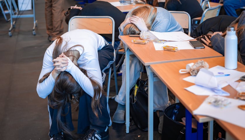 Powiększ obraz: Bezpieczny Wrocław w szkołach. Pierwsze szkolenie w V LO przy ul. Kuronia, 10.12.2025