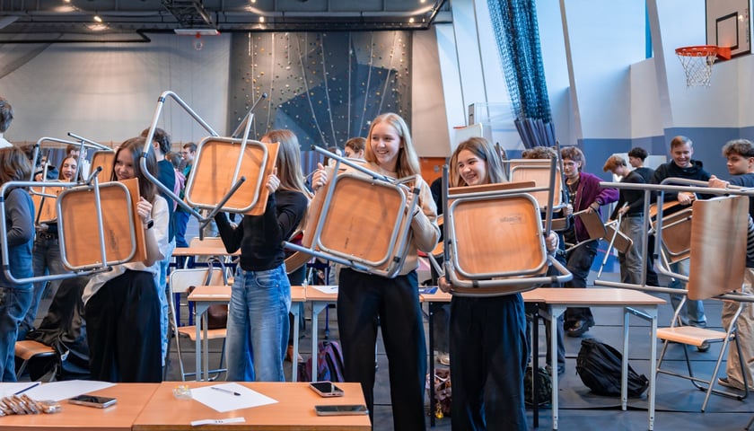 Powiększ obraz: Bezpieczny Wrocław w szkołach. Pierwsze szkolenie w V LO przy ul. Kuronia, 10.12.2025