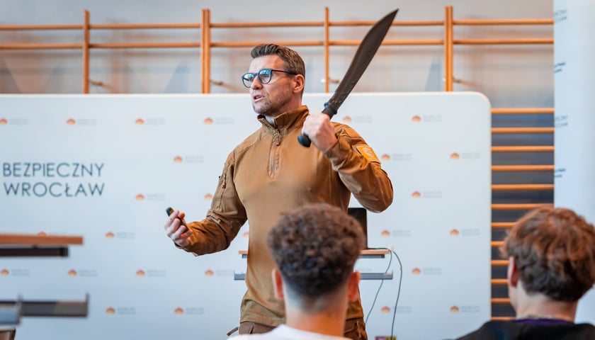 Powiększ obraz: Bezpieczny Wrocław w szkołach. Pierwsze szkolenie w V LO przy ul. Kuronia, 10.12.2025