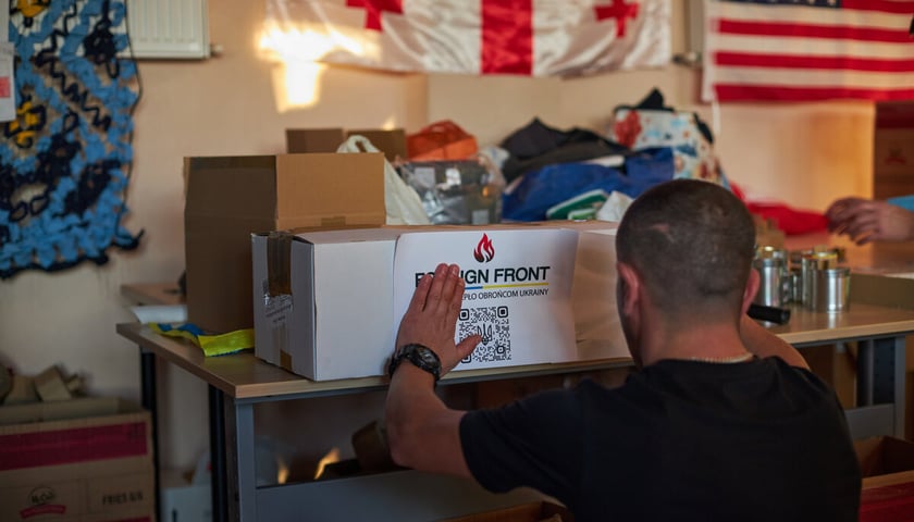 Produkcja świec okopowych przez wrocławskich wolontariuszy z Foreign Front. Zdjęcie archiwalne.