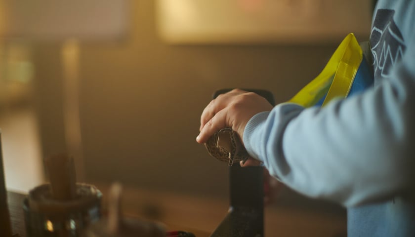 Produkcja świec okopowych przez wrocławskich wolontariuszy z Foreign Front. Zdjęcie archiwalne.