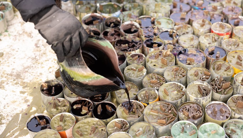 Produkcja świec okopowych przez wrocławskich wolontariuszy z Foreign Front. Zdjęcie archiwalne.