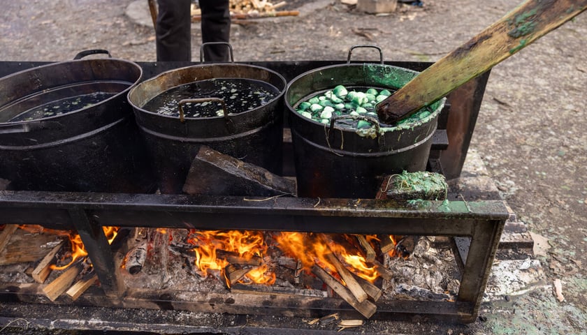 Produkcja świec okopowych przez wrocławskich wolontariuszy z Foreign Front. Zdjęcie archiwalne.