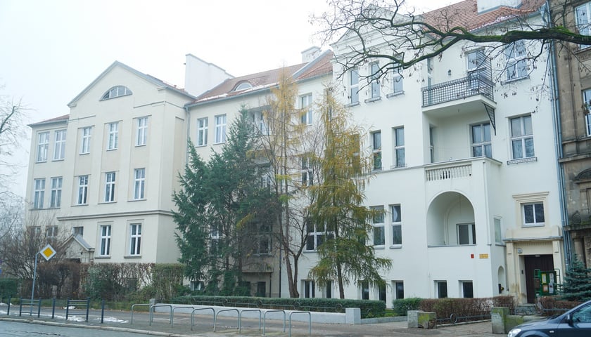 Powiększ obraz: Plac Powstańc&oacute;w Śląskich 10