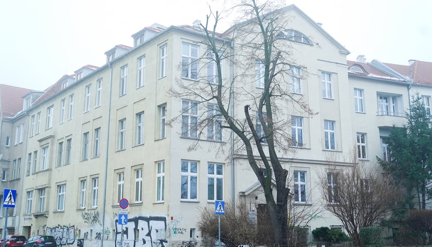 Plac Powstańc&oacute;w Śląskich 8