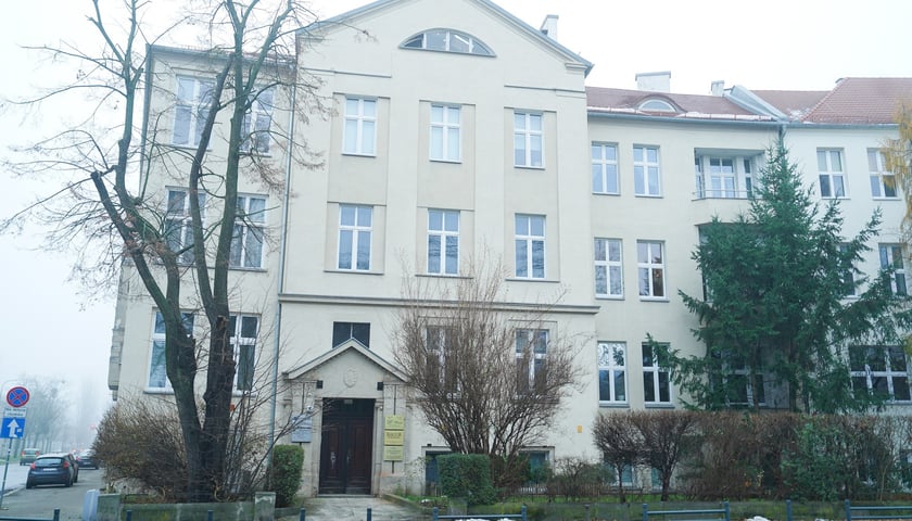 Plac Powstańc&oacute;w Śląskich 8