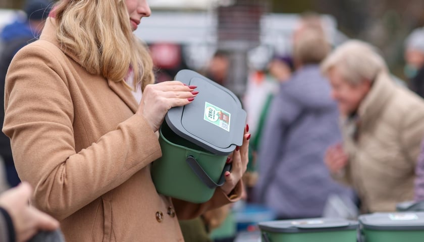 Powiększ obraz: <p>Odpowiednio segregowane bioodpady trafiają na kompost i tam poddawane są recyklingowi</p>