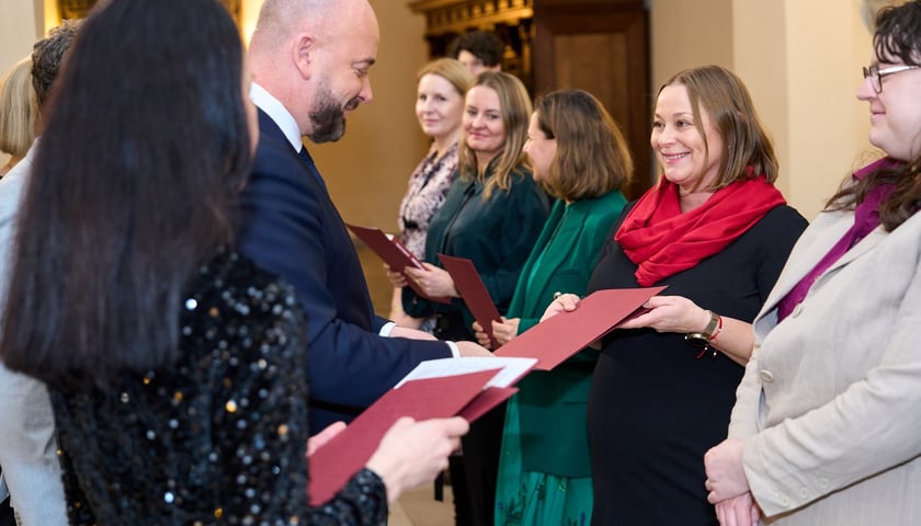 Powiększ obraz: Uroczystość złożenia ślubowania i wręczenia aktów nadania stopnia awansu zawodowego nauczyciela mianowanego - 11.12.2025